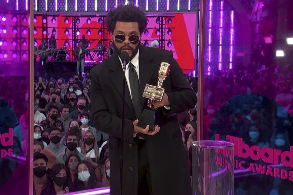 The Weeknd se llevó 10 galardones en los Billboard Music Awards que incluyen: Mejor Artista, Mejor Canción del Top 100 y Top Artista Hot 100.