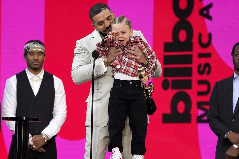 El hijo de Drake, Adonis, acaparó la atención del público.