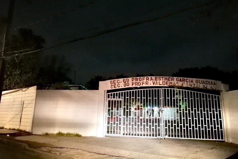 Los hechos se registraron alrededor de las 21:45 horas sobre la calle Badián y la Avenida No Reelección, frente a la Secundaria No. 69, Profesora Esther García.