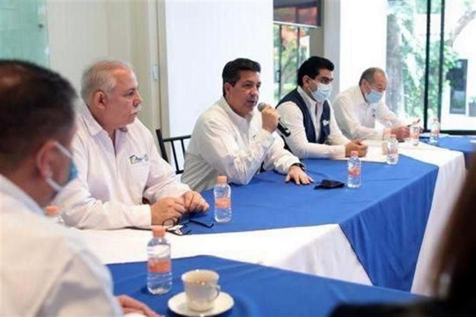 El Gobernador García Cabeza de Vaca habla durante el encuentro de hoy con integrantes de su Gabinete.