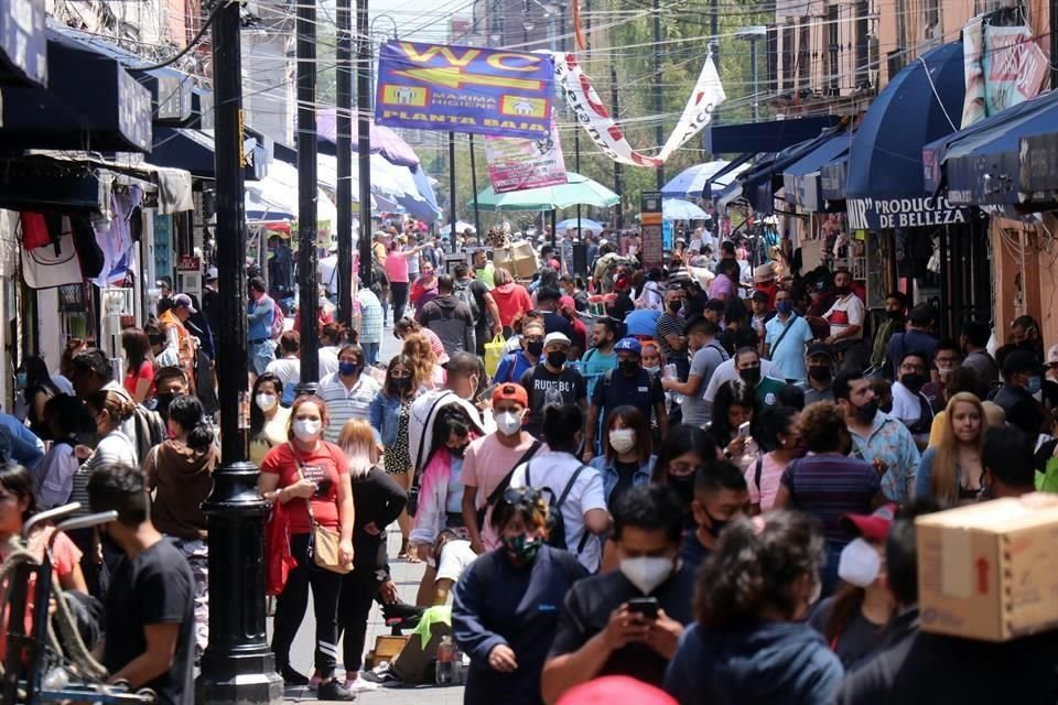 REFORMA publicó que hay zonas de la Ciudad de México en las que habitantes y comerciantes señalan desconocer el semáforo oficial vigente y donde se observan escenas como si se viviera en color verde.