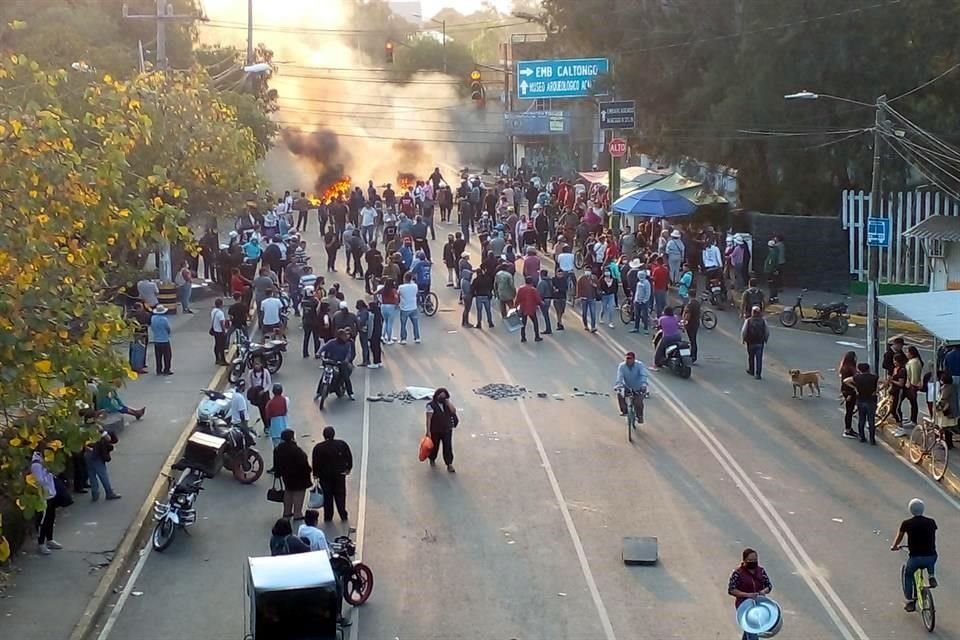 El enfrentamiento dio como saldo 19 policías lesionados que fueron trasladados a un hospital, dos policías y tres vecinos atendidos en el lugar.