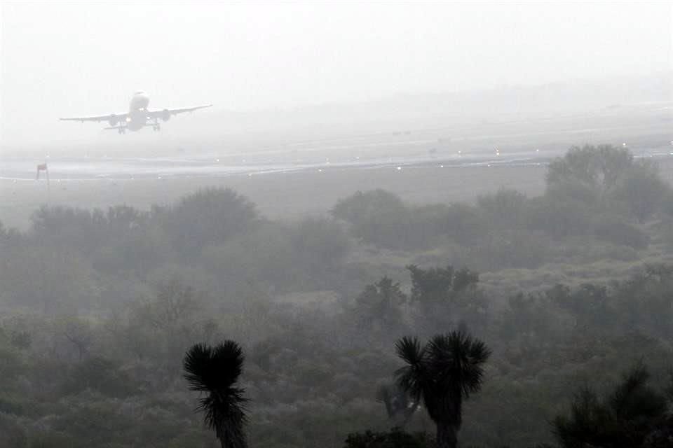 La niebla en el Aeropuerto Internacional de Monterrey provocó que vuelos sean desviados.