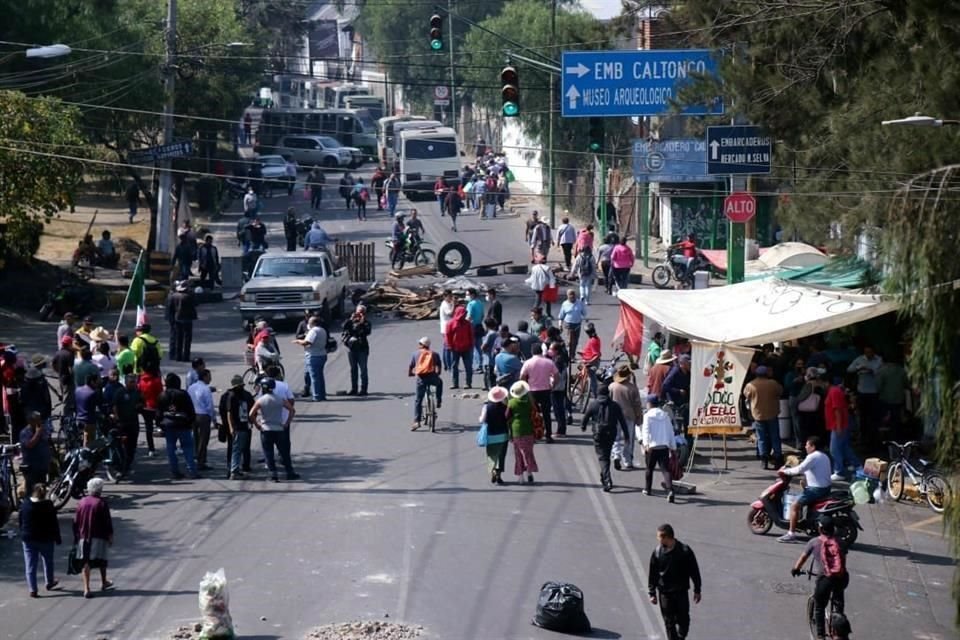 Obras en Avenida Nuevo León, la cual permanece bloqueada, buscan recolectar descargas que los domicilios de los barrios centrales de Xochimilco arrojan en el Canal de Caltongo.