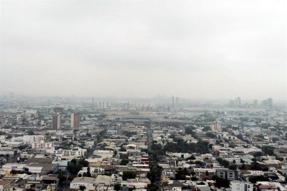 Como en días anteriores, una nata gris cubrió ayer a la Ciudad, pese a que la jornada inició con lluvias.