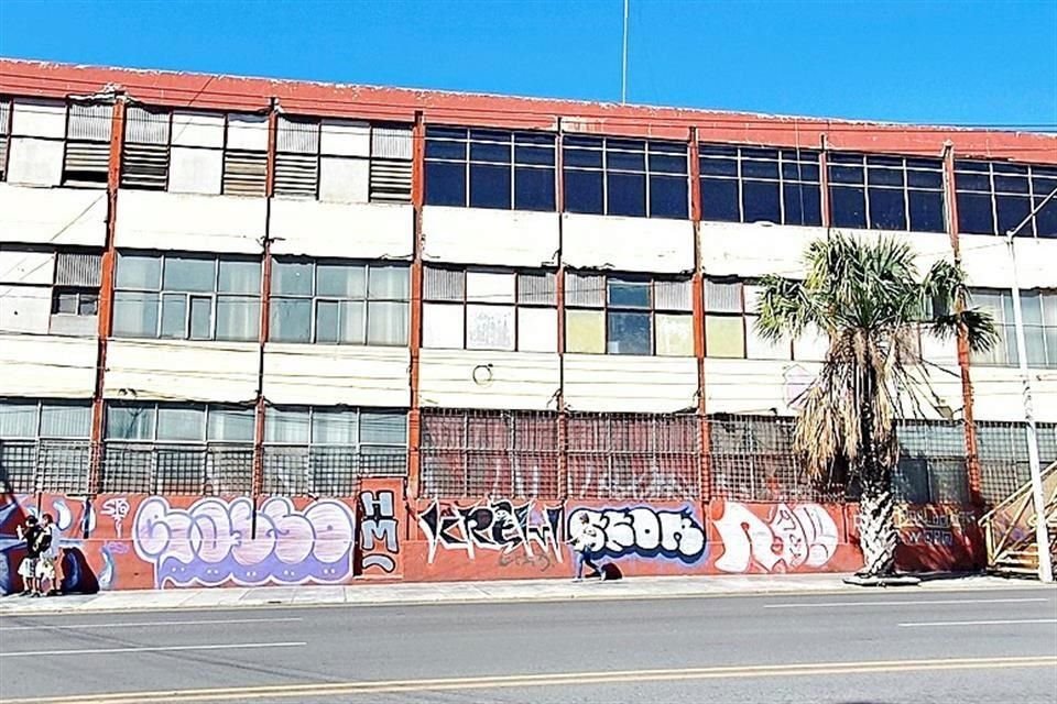 Con ventanales quebrados y paredes llenas de grafiti, está la Secundaria 5 en la esquina de M.M de Llano.