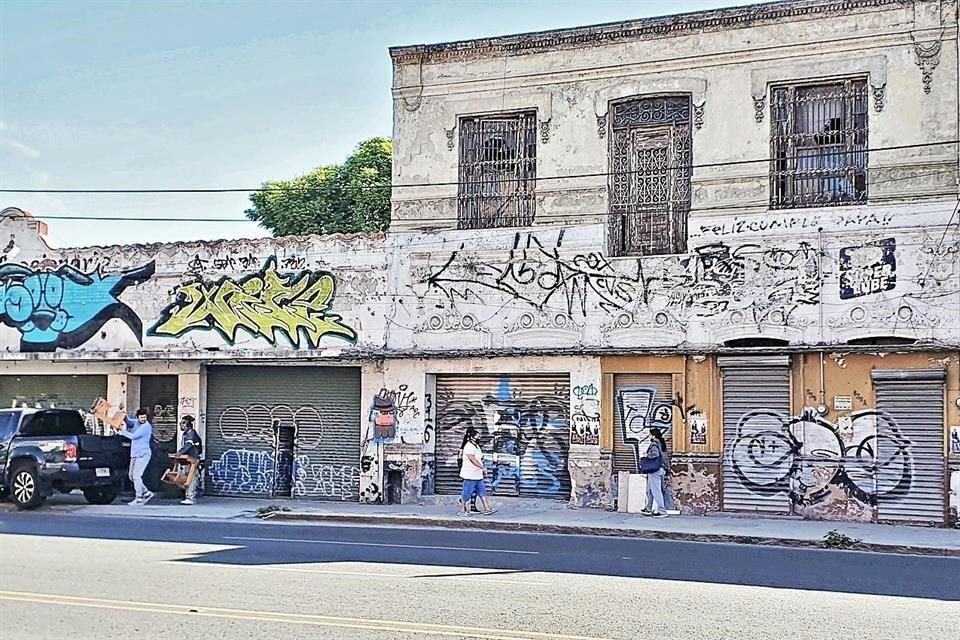 Al menos 20 edificios en la Avenida Juárez muestran signos de abandono y deterioro.