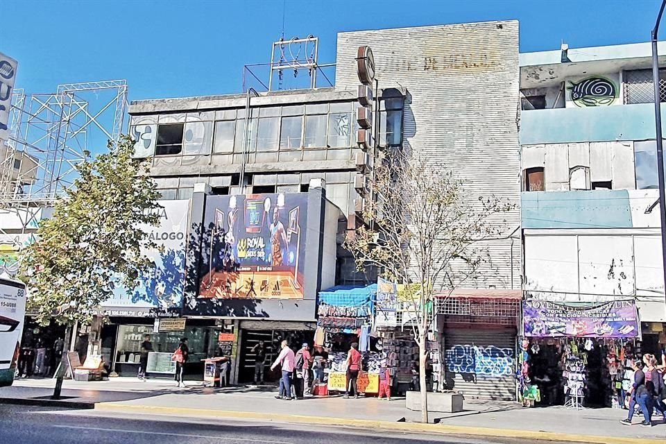 A la altura de 5 de Mayo, dos edificios abandonados presentan daños visibles en sus paredes.