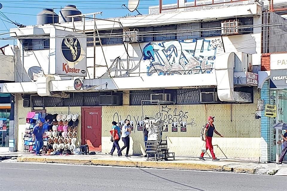 Entre Calzada Madero y Arteaga, está un bar que ya no opera y se encuentra descuidado.