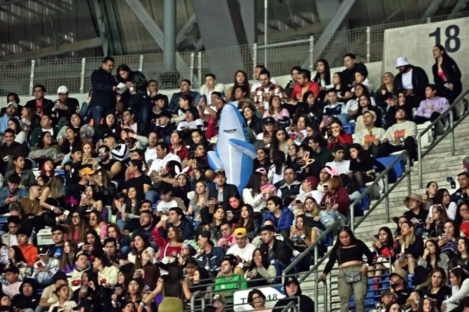 Los fans se mostraron felices en todo momento al ver a su ídolo.