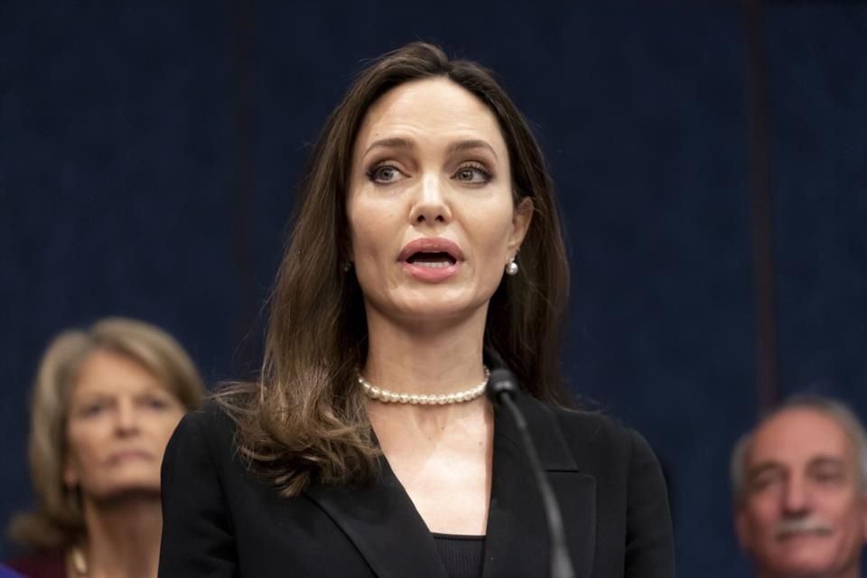 Angelina Jolie señala las acusaciones de Brad Pitt sobre una supuesta campaña de desprestigio en su contra; 'son frívolas y maliciosas'.