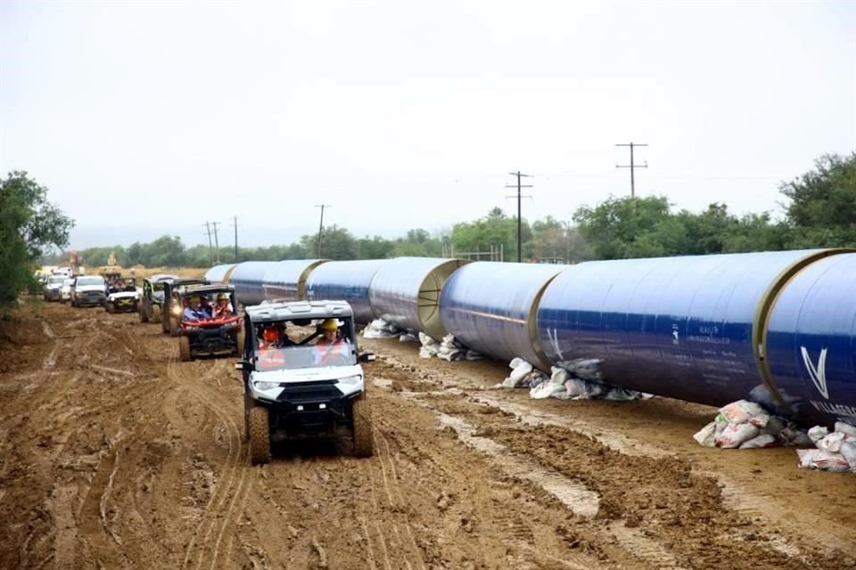 Tras realizar un recorrido de inspección por los trabajos del Acueducto 2, a la altura de la Planta Potabilizadora San Roque, en Juárez, se informó que la obra lleva un avance del 3.14 por ciento.