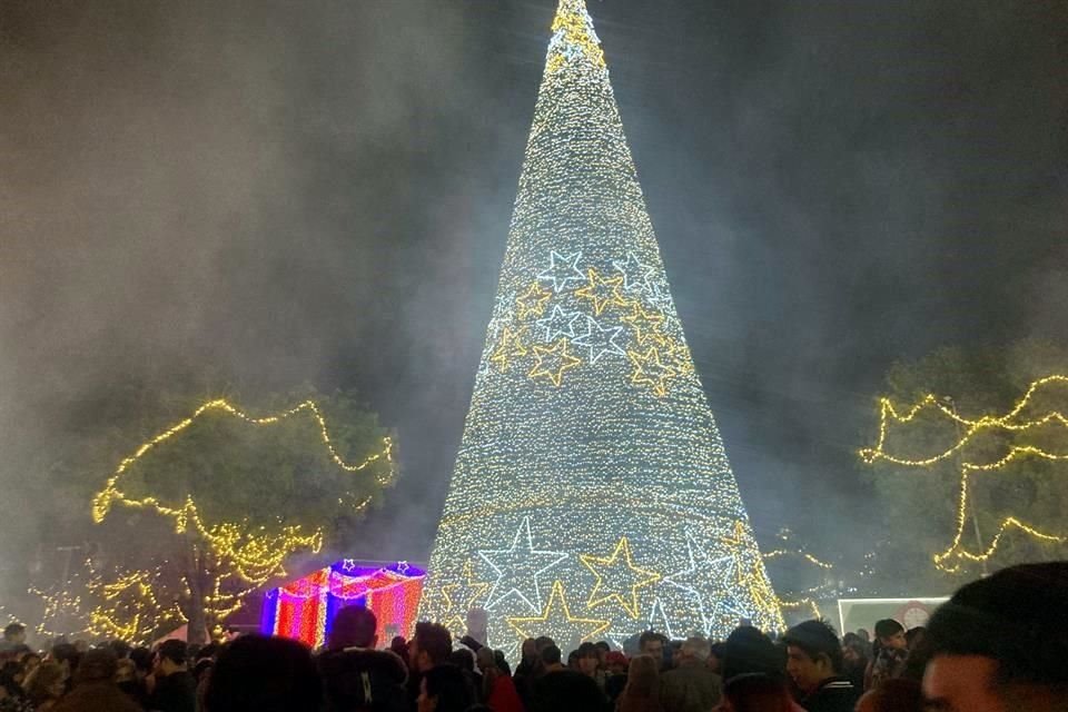 El pino fue encendido en la Plaza Zaragoza.