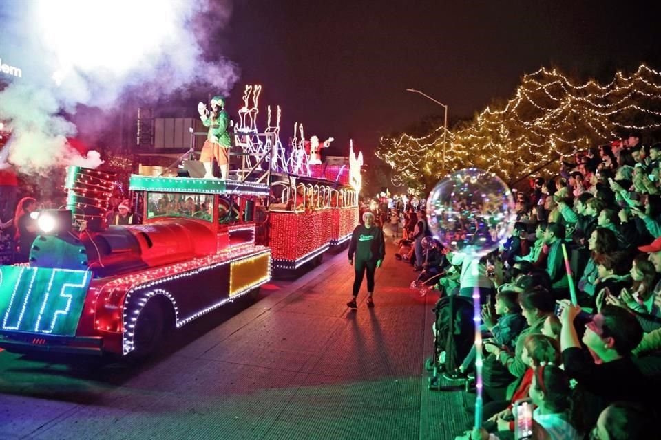 El espíritu de Navidad llegó a la Calzada del Valle, en San Pedro, donde se encendieron las luces de los árboles, los carros alegóricos y el entusiasmo de cientos de familias.
