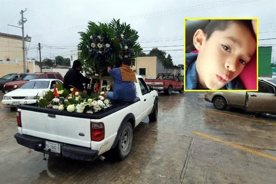 El pequeño Daniel Alejandro (recuadro), fue sepultado ayer en el panteón municipal de Cadereyta.