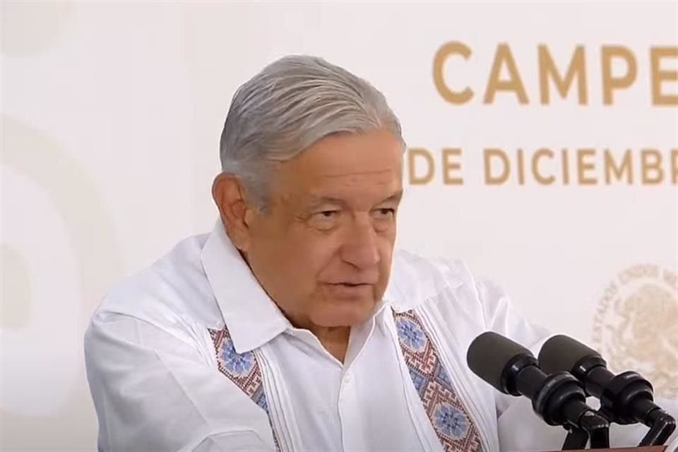 El Presidente en conferencia de prensa.