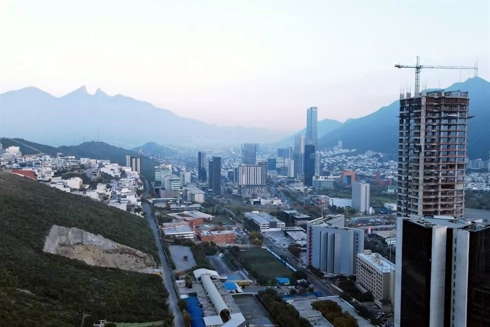 Un día después de retirarse una alerta ambiental por contaminación atmosférica, ésta volvió a 'ahogar' ayer al área metropolitana.