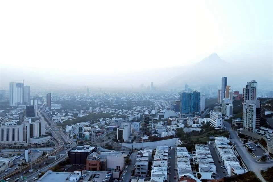 Desde muy temprano, una capa gris producto de la contaminación cubrió a la Ciudad y 'escondió' durante buena parte del día al Cerro de la Silla y otras montañas.
