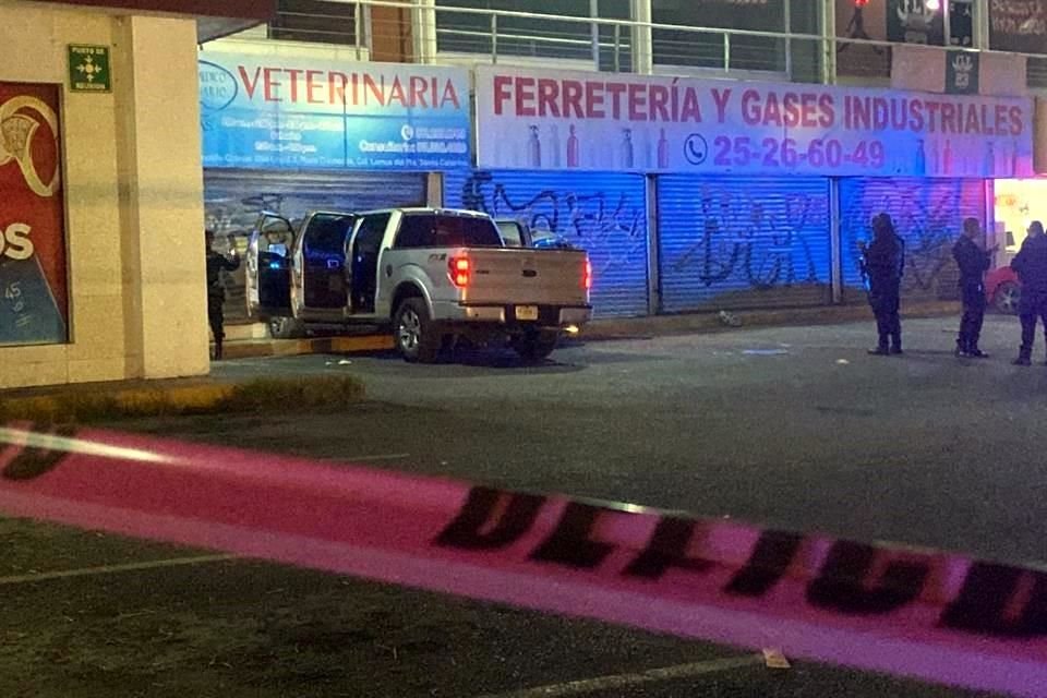 Luego de que empistolados le dispararon en la cabeza, Miguel Ángel Quintero, de 36 años, estrelló su camioneta contra un auto y una veterinaria, en la Colonia Tepeyac. 