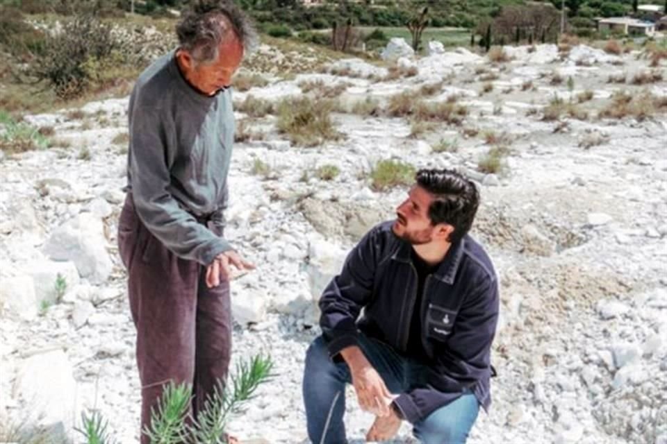 Jorge Diego Etienne (der.) y el artesano Francisco Charles, en Galeana.