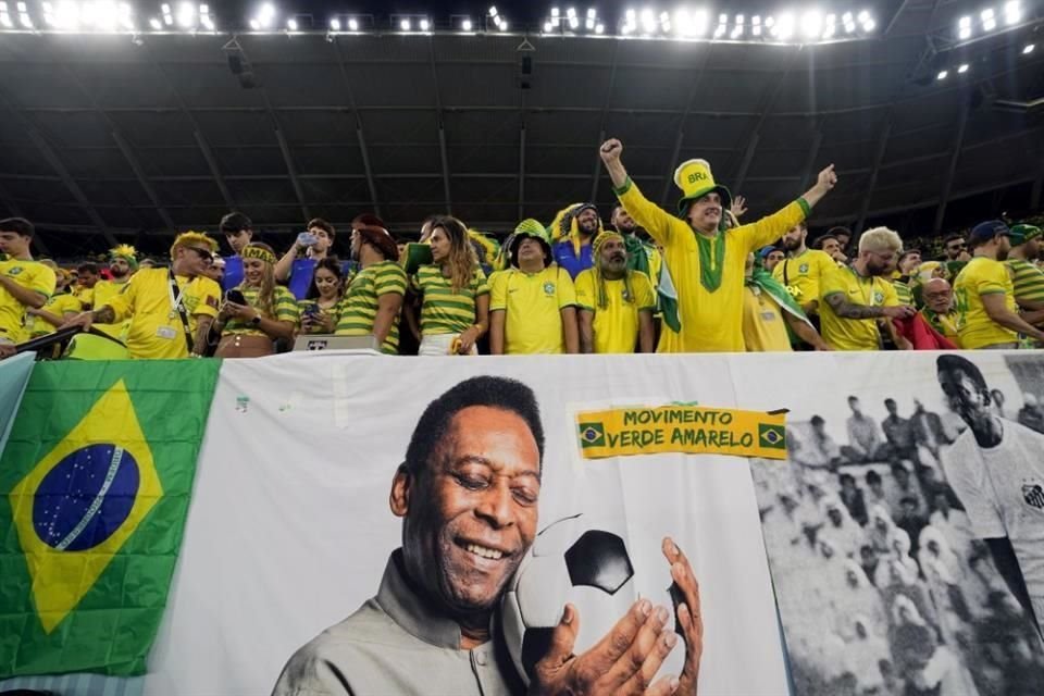 Aficionados de Brasil han enviado muestras de afecto a Pelé, para que mejore de su salud.