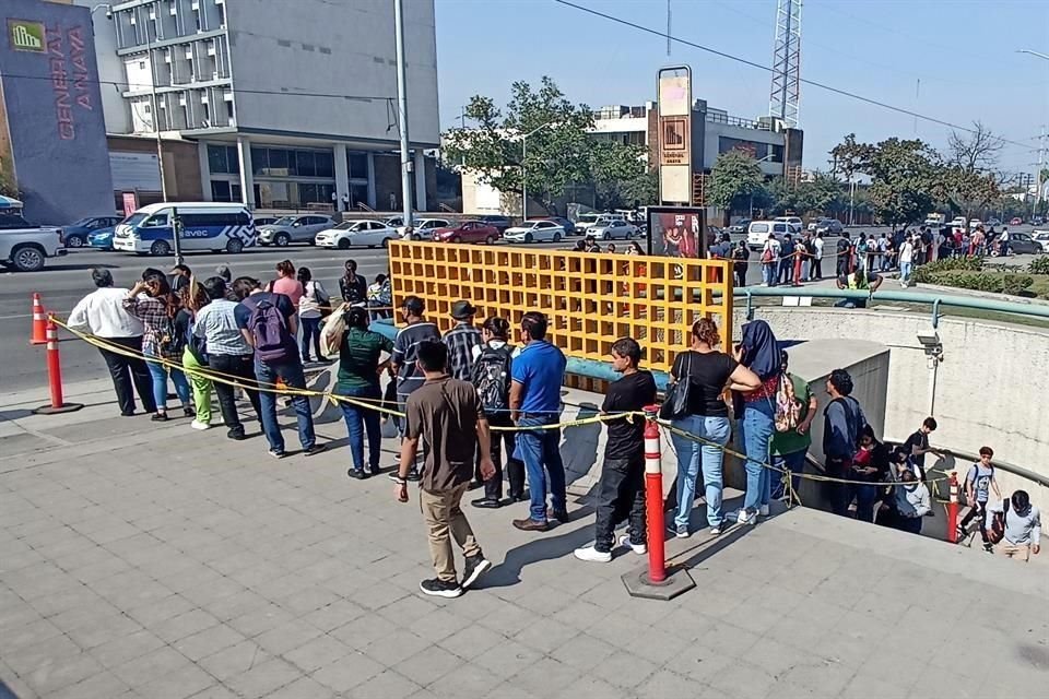 Usuarios del Metro hacen fila en la Estación General Anaya para tomar un camión y continuar con su ruta.