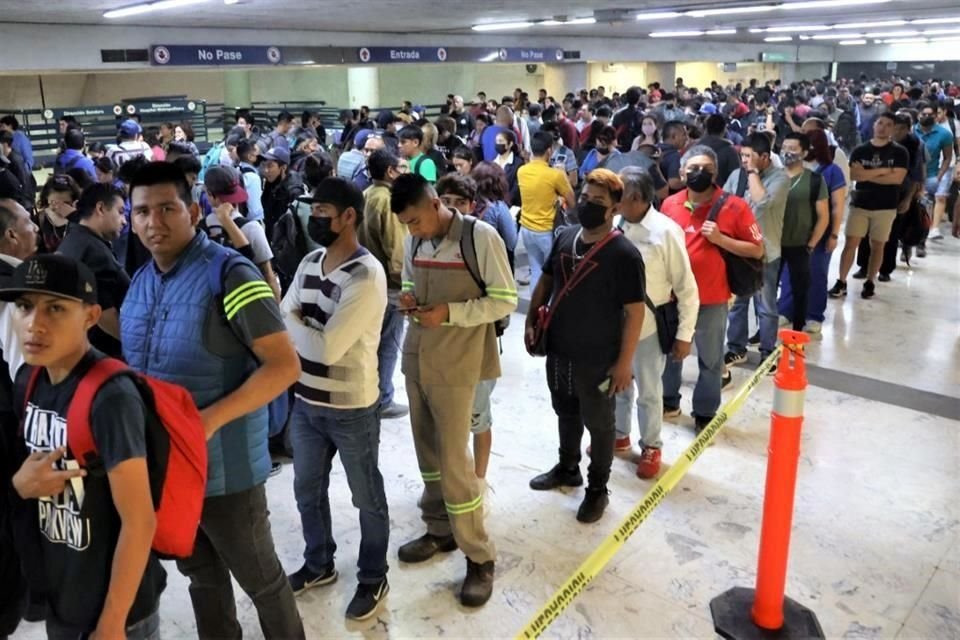 La gente esperó hasta una hora en estaciones concurridas.