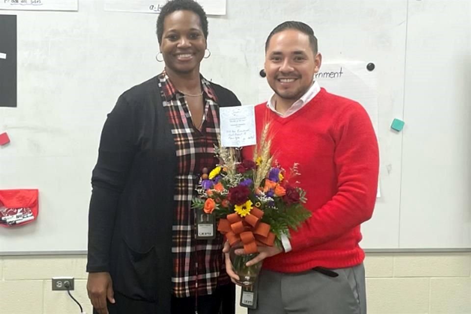 La directora del colegio Angela Foster reconoció al joven nacido en Ciudad Anáhuac.