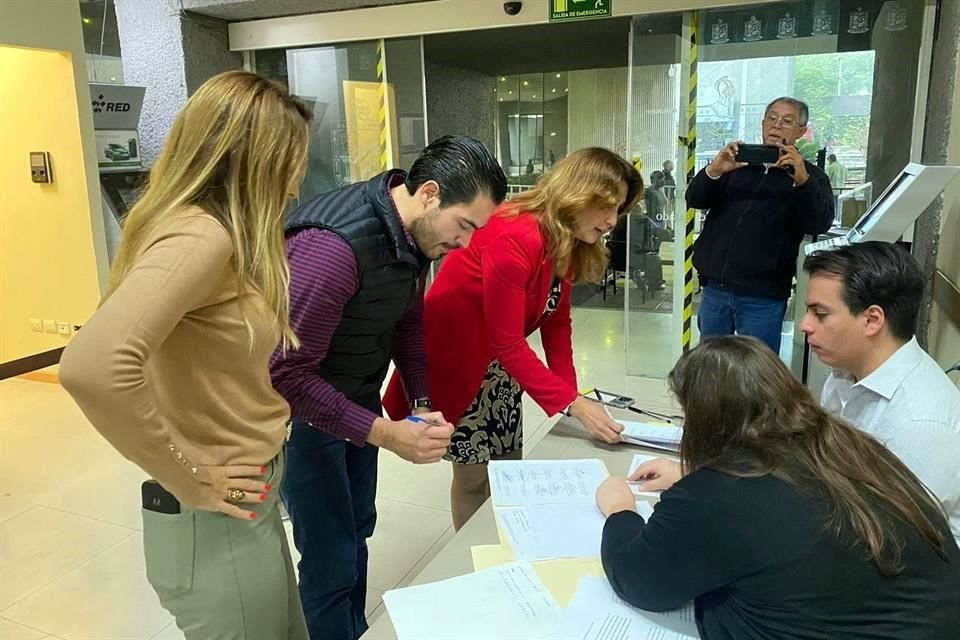 El Legislativo instaló una mesa de firmas en el primer piso. Uno de los que llegó a firmar fue el Alcalde de Santiago, David de la Peña.