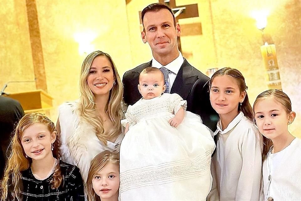 Eugenia Sepúlveda Cortés, Julianna Sepúlveda Cortés, Paula Cortés de De León, Rodrigo De León con la bautizada, Victoria De León y Raquel De León