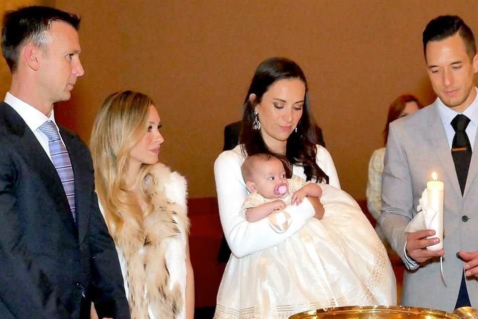 Rodrigo De León, Paula Cortés de De León, Alejandra Landeros con la bautizada y Alejandro Garza Baxter