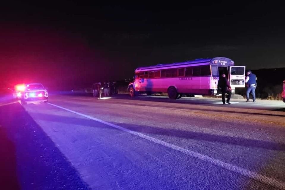 Fueron asegurados 21 migrantes que viajaban en la unidad; también se detuvo a 2 personas.