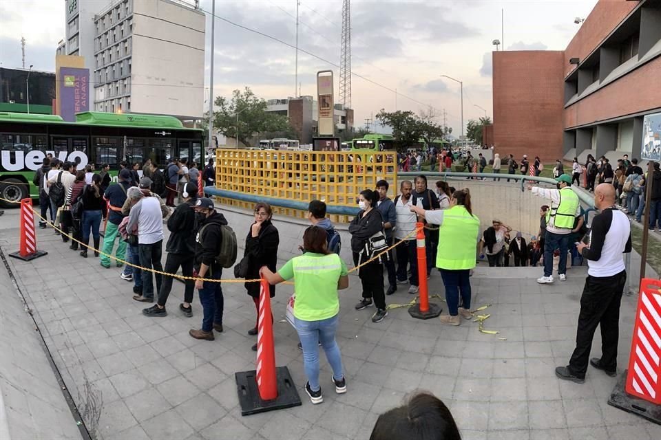 Ante el cierre de estaciones, los usuarios quedaron atrapados en largas filas para tomar los camiones de Movilidad y los embotellamientos viales.