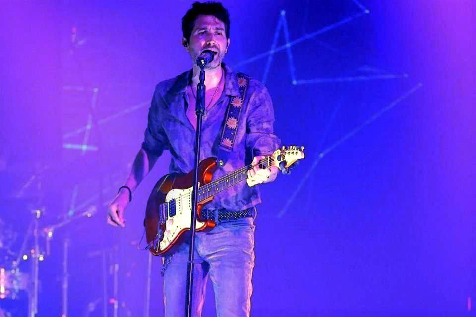 Benny conquistó a todas sus admiradoras que se dieron cita en el primero de los dos conciertos que ofrece en el Dion Live Center, donde su esposa estuvo presente entre el publico.