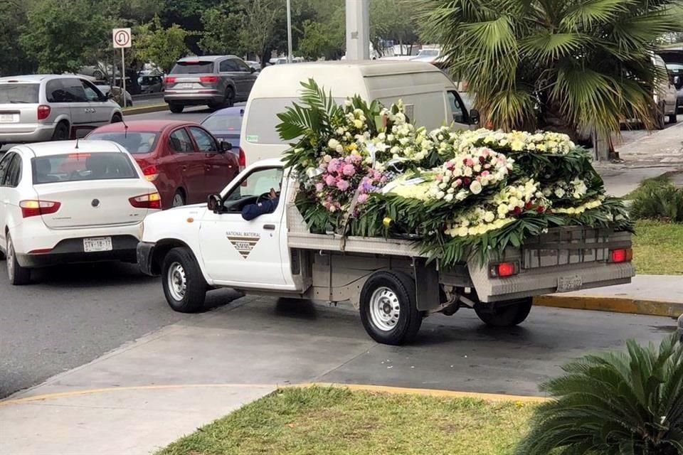 A las 10:00 se ofició una misa de cuerpo presente y a las 11:00 horas partió el cortejo fúnebre al Panteón Jardín Español.
