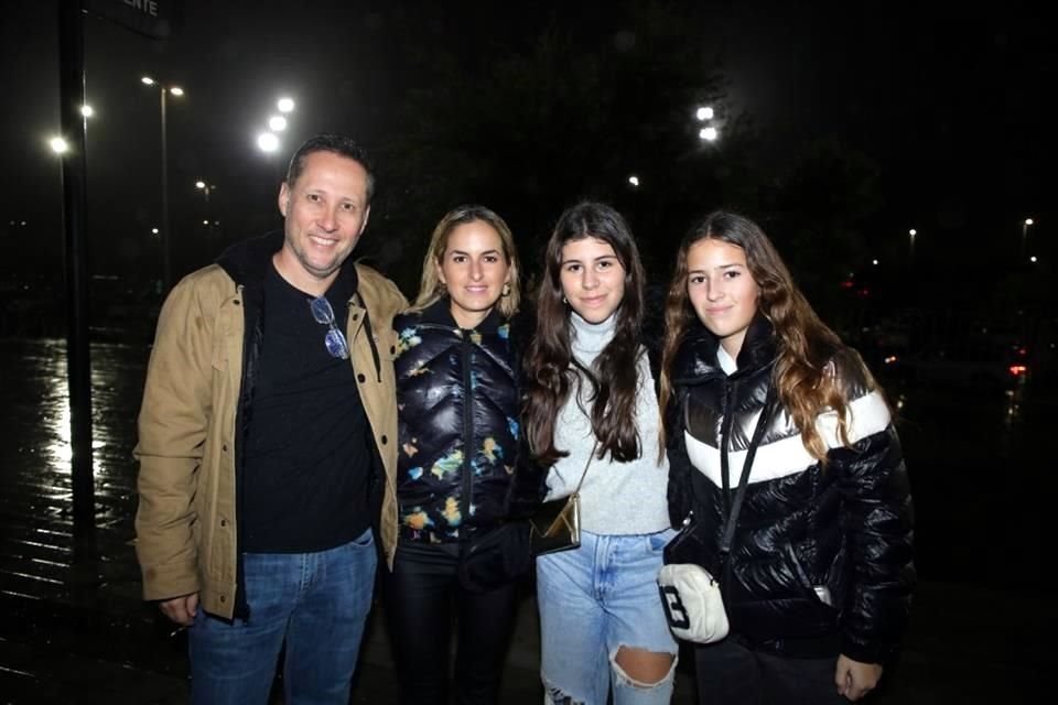 Adrián González, Caro González, Roberta Baca y Paulina González