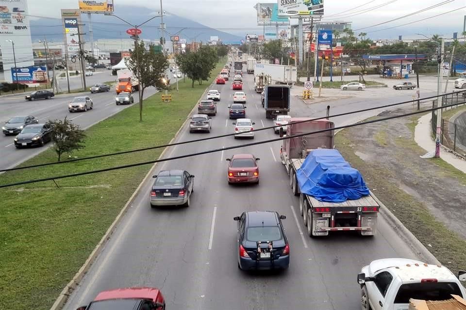 Usuarios de la vía aseguran que los embotellamientos ocurren en cualquier momento del día, no solo en horas pico.