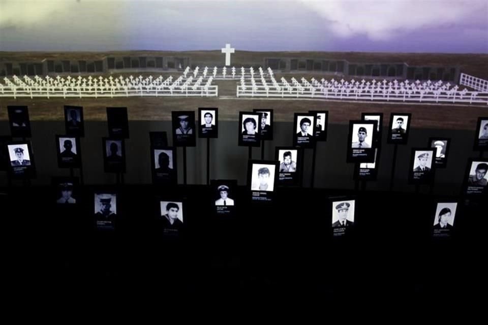 Retratos de soldados argentinos muertos en la guerra de las malvinas.