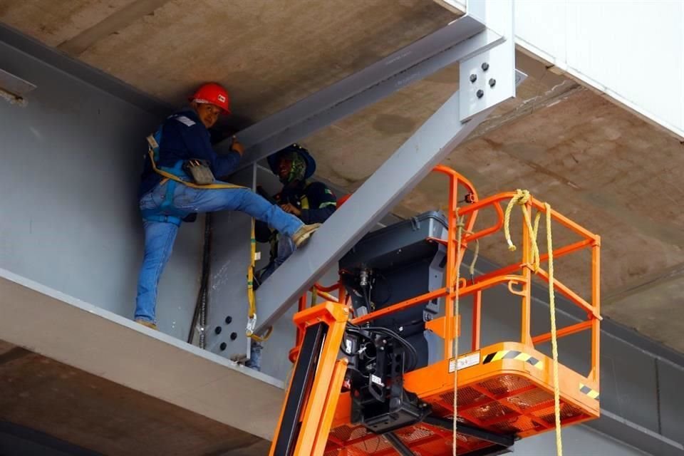 La Sobse aseguró que se revisan las soldaduras de cada claro del tramo elevado de la Línea 12. Las columnas revisadas fueron marcadas para registrar su avance.