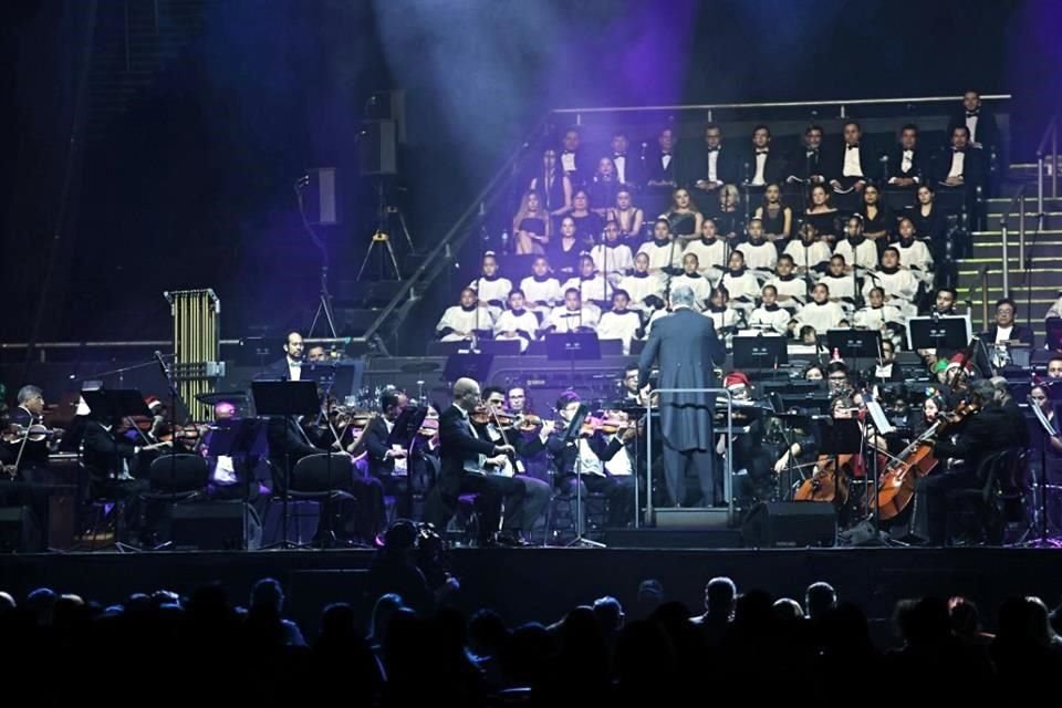 La Orquesta Sinfónica de la UANL y los coros elevaron el espíritu navideño del público, que gozó el programa musical.