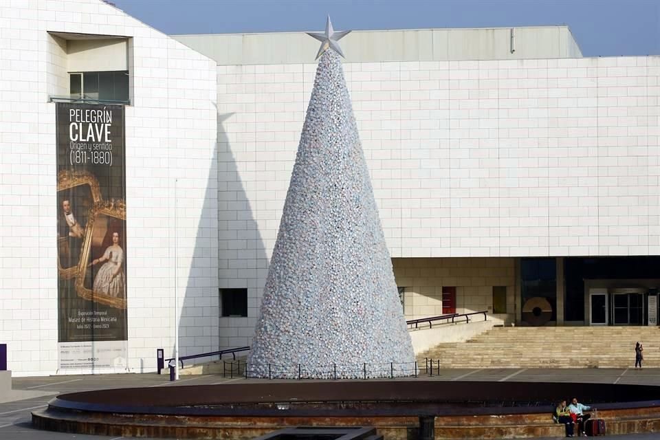 El encendido del pino navideño en la explanada del Museo de Historia Mexicana.