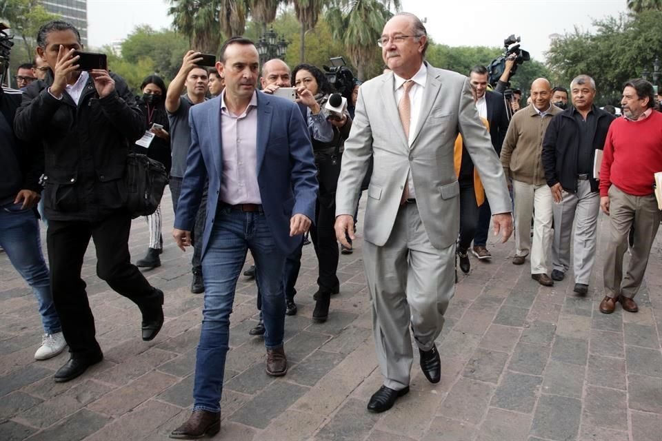 Carlos de la Fuente, líder panista en el Congreso local (izq.), y Javier Navarro, Secretario de Gobierno, dialogan afuera de Palacio estatal.