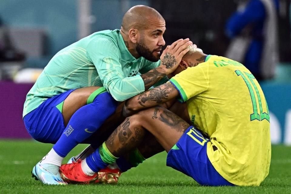 Dani Alves consolando a Neymar, luego de la eliminación ante Croacia.