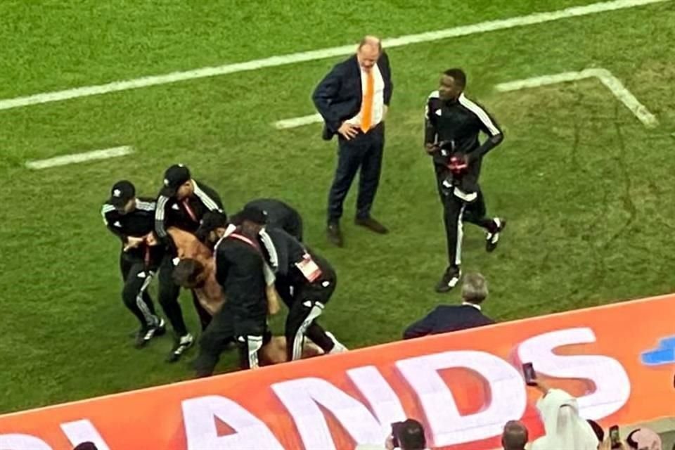 Un aficionado argentino ingresó a la cancha del Estadio Lusail tras el gol de Messi ante Países Bajos.