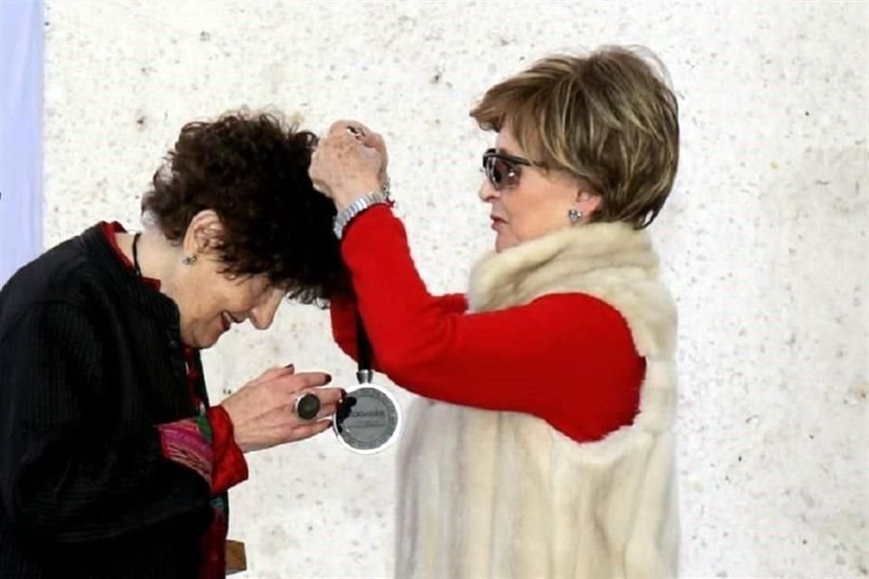 La escritora Margo Glantz durante la ceremonia de premiación, encabezada por Marcela González Salas, secretaria de Cultura y Turismo del Estado de México.
