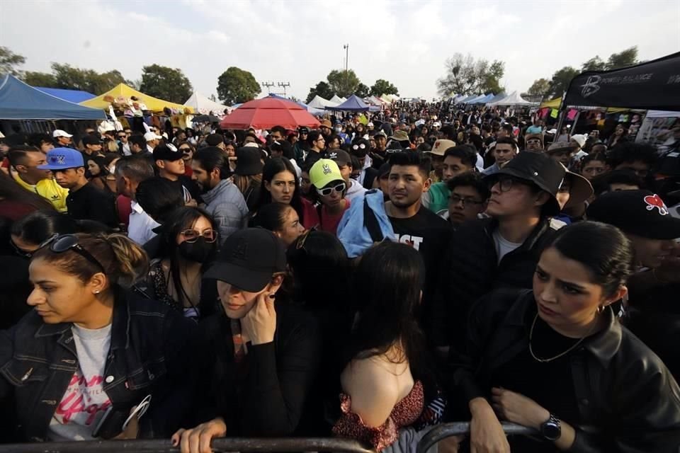 Decenas de asistentes aguardaban indicaciones sobre la duplicación de boletos.