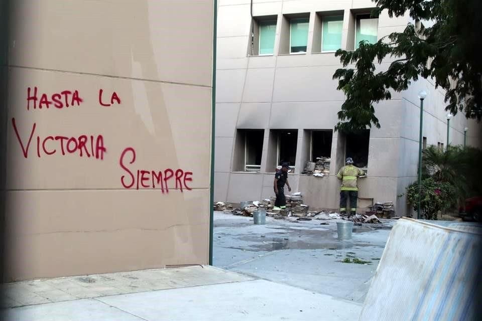 Normalistas de Ayotzinapa ingresaron a la FGE de Guerrero y realizaron destrozos para exigir justicia por asesinato de dos jóvenes en 2011.