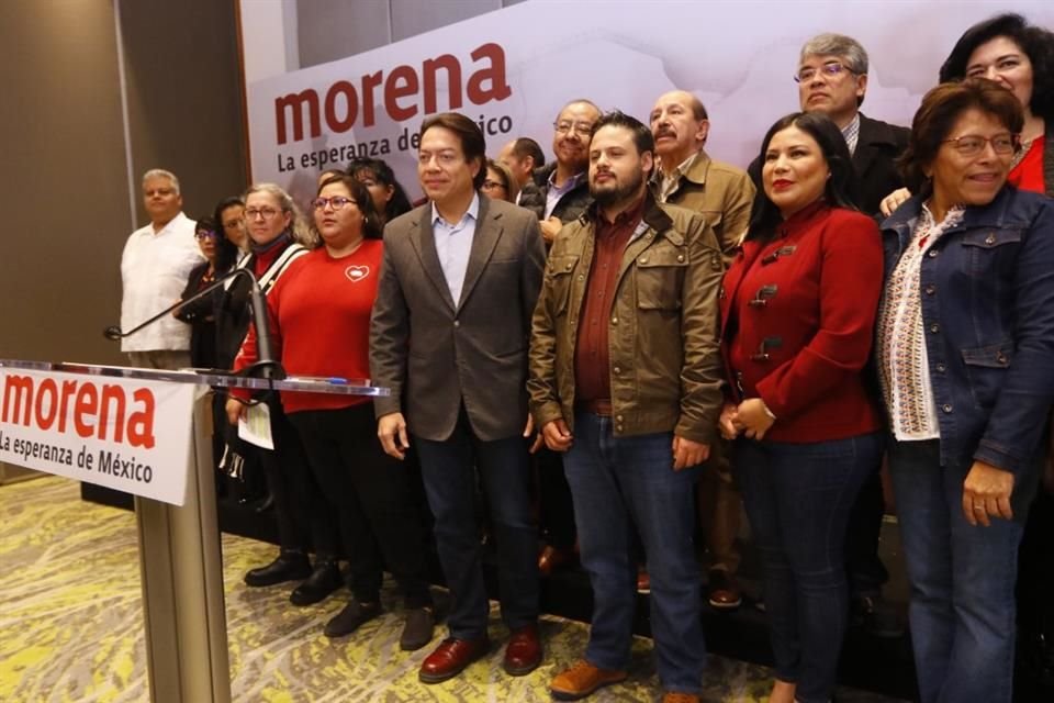 Políticos de Morena acudieron ayer a una conferencia en la que urgieron a gobiernos panistas a demostrar inocencia del ex Delegado, Christian von Roehrich.