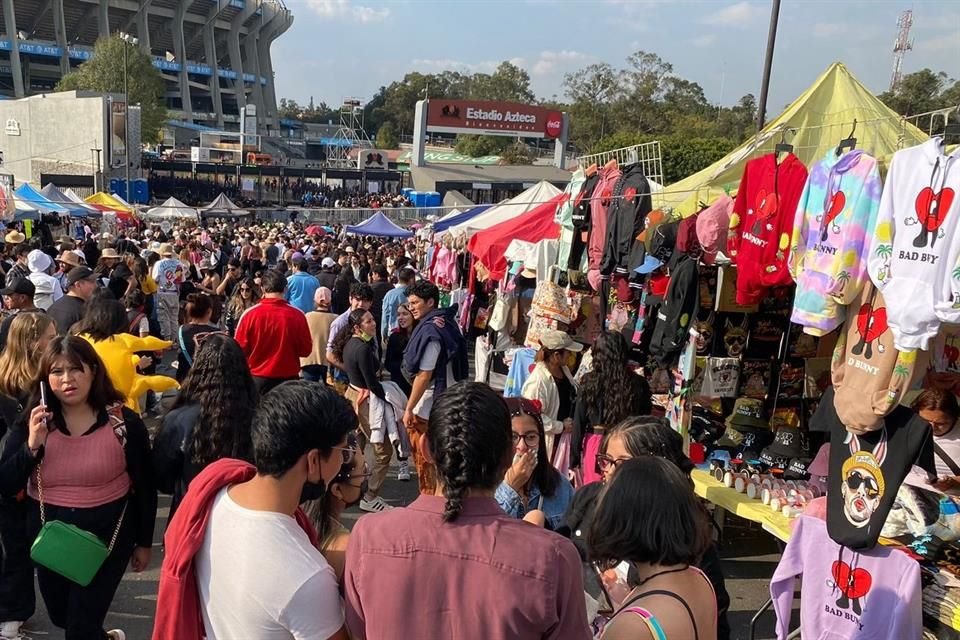 Los asistentes van llegando al Estadio Azteca para ingresar al concierto.