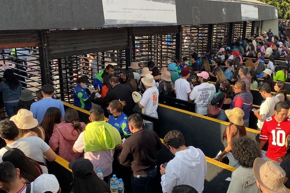 Fans empiezan a acceder al Estadio Azteca.